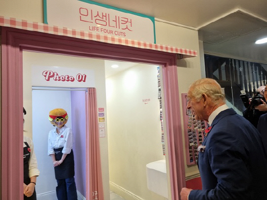 영국 뉴몰든에 위치한 인생네컷에 방문한 영국 찰스 3세 국왕